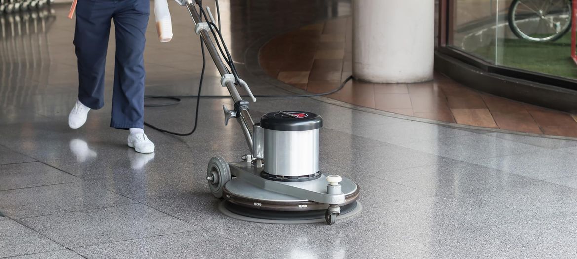 IGS Immobilien Grundstücksservice Magdeburg, Woman cleaning the floor with polishing machine 